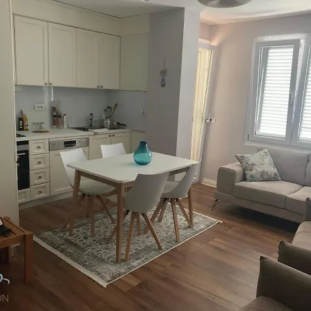 La Maison - Sea & Petit En Bois For 4 Seasons Apartment Golem (Tirana)